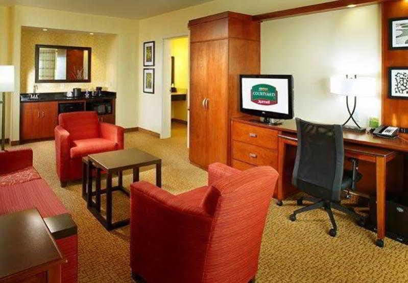 Courtyard By Marriott Pittsburgh Washington Meadow Lands Hotel Exterior photo